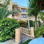 Peaceful Garden-View Apartment In Private Villa